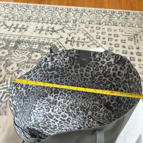 Tommy Bahama large tote with matching zipper pouch!  Excellent condition! - Picture 11 of 11